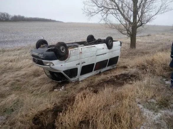 На трасі через негоду перекинулася маршрутка
