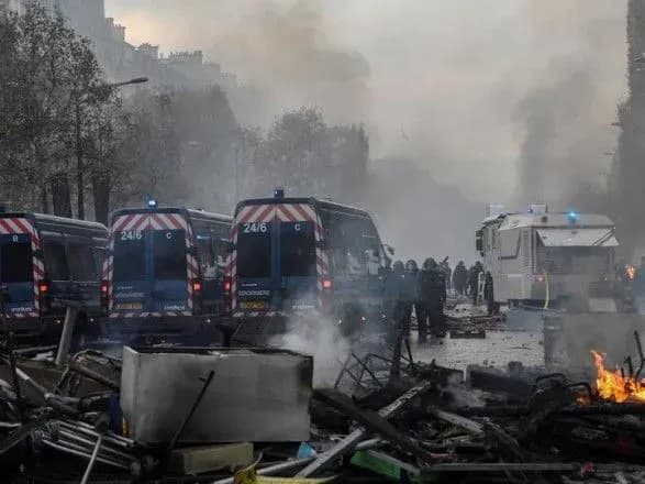 Число заарештованих під час маніфестацій в Парижі наблизилася до двох сотень