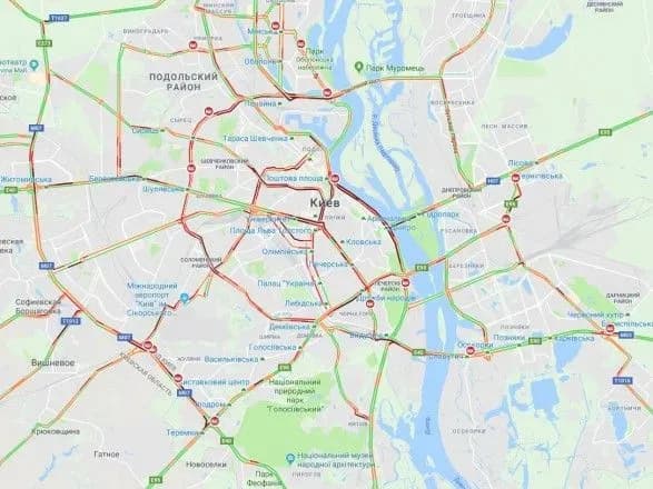 Негода і ДТП: центр Києва зупинився у заторах