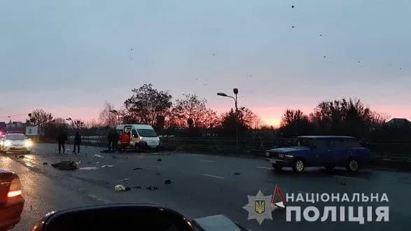 Чоловік вилетів з авто через лобове скло та загинув