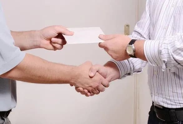 Кожен третій в Україні отримує заробітну плату у конверті