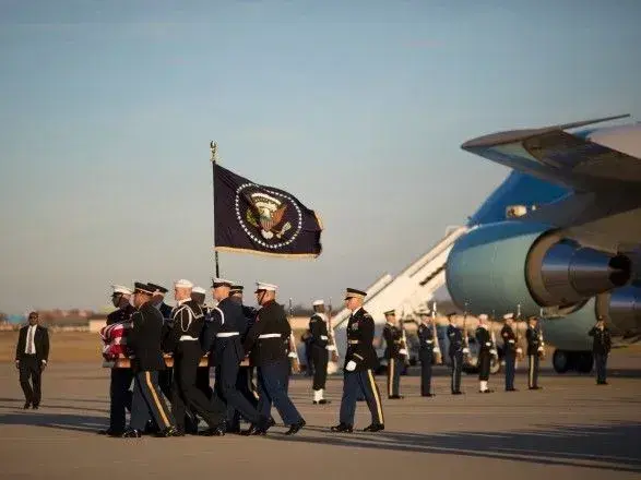 На Капітолійському пагорбі проходить церемонія прощання з Джорджем Бушем-старшим