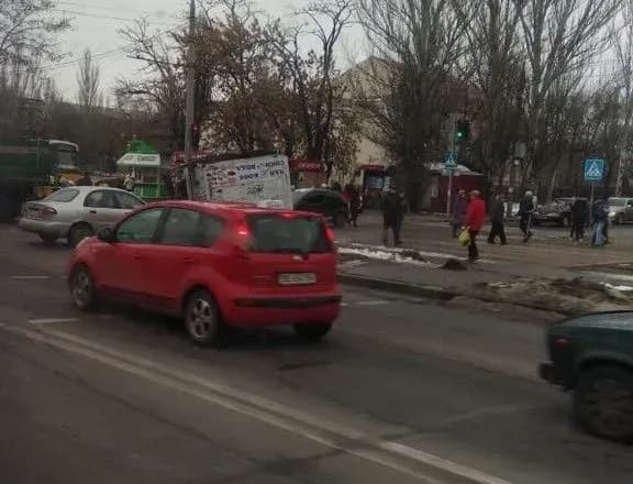 Під час руху з вантажівки на легковик випав кіоск