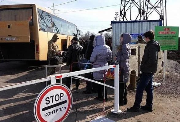 На КПВВ люди годинами проходять "контроль" окупантів