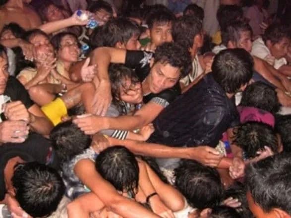 Шестеро осіб загинуло під час тисняви в італійському нічному клубі