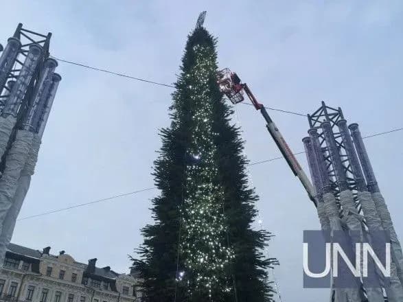 Головну новорічну ялинку столиці ще не прикрасили, але вже засвітили