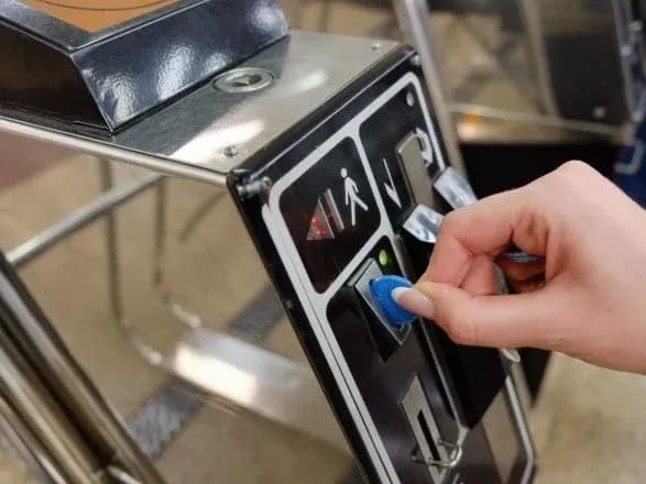 Стало відомо скільки пасажирів уперто продовжує користуватись жетонами у київському метро