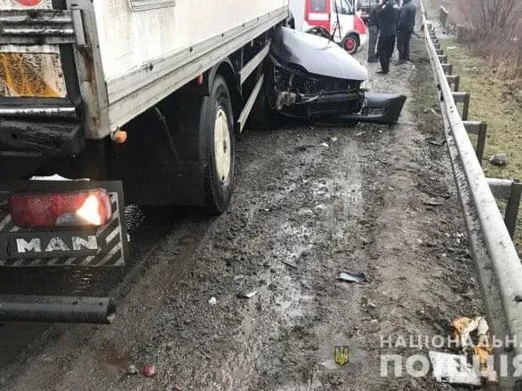 Легковик з людьми розчавило при ДТП з вантажівкою