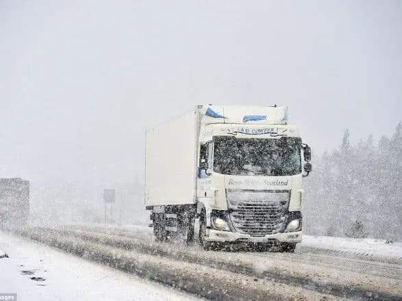 У Києві через заметіль обмежили в'їзд вантажівок