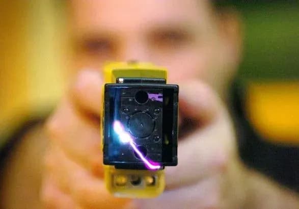 Чоловік катував власних батьків електрошокером