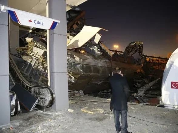 В Анкарі швидкісний потяг зійшов з рейок та зіткнувся з шляхопроводом: є загиблі, 43 поранених
