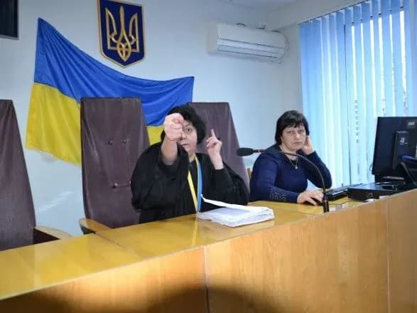 Суддя під час засідання показала на камеру дулю