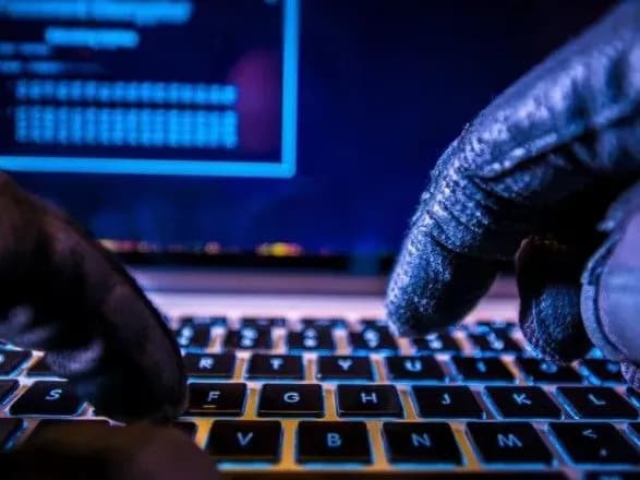 Підприємці за допомогою російських програм викрали бази даних більше 100 держустанов