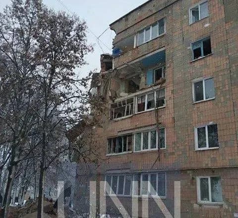 ДСНС продовжує шукати людей під завалами будинку в Фастові