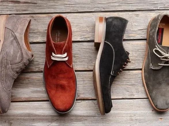 В Україну завозять все більше взуття та парасольок