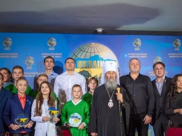 Очільник УПЦ МП вручив Олександру Усику церковну нагороду