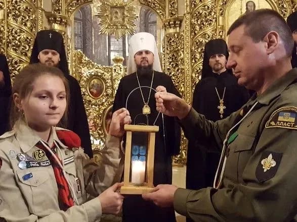 Митрополиту Епіфанію передали Вифлеємський вогонь миру