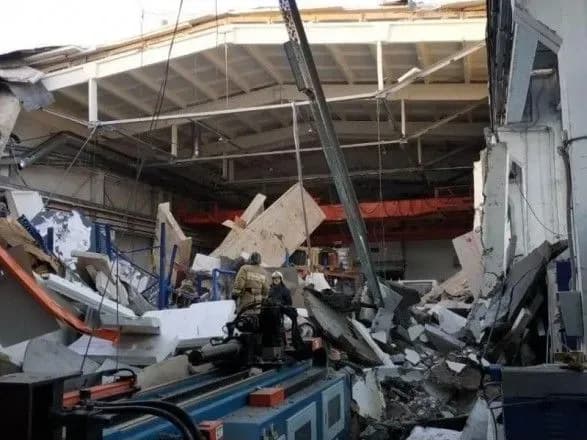 В Подмосковье из-за снега обрушилась крыша здания, под завалами люди