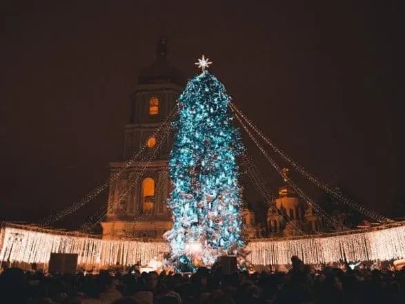 Головну новорічну ялинку України засвітять завтра о 19:00