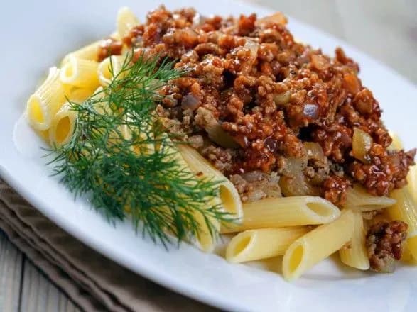 У школах Казахстану заборонили снеки, сир і макарони "по-флотськи"