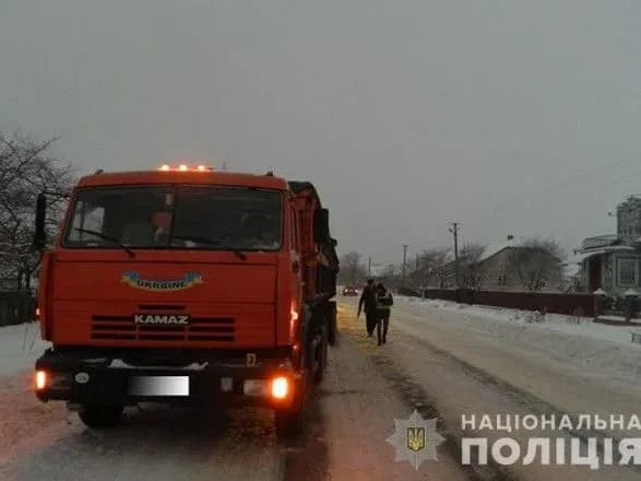 Вантажівка переїхала п’яного чоловіка, який "відпочивав" посеред дороги