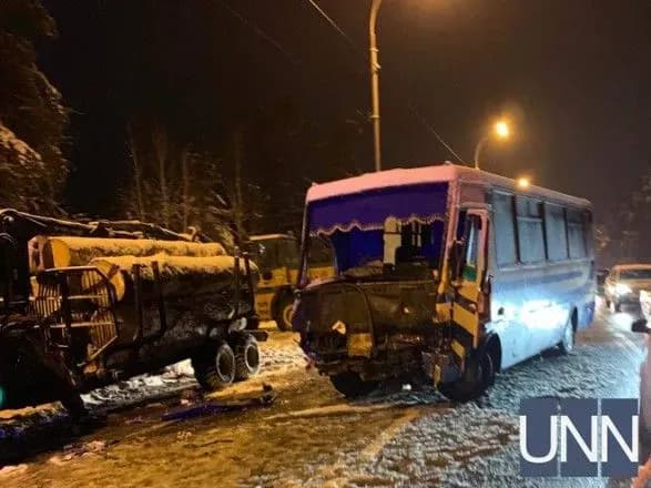 Через ДТП на Старообухівській трасі утворився довжелезний затор