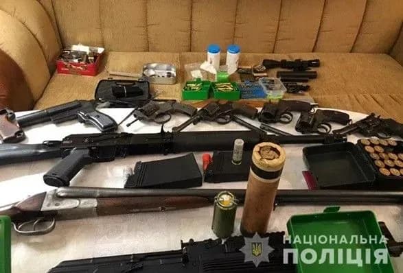 Киянин тримав у себе вдома цілу крамницю зброї