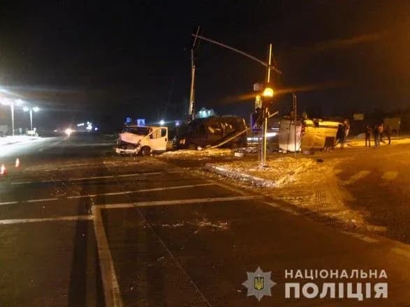 На автотрасі зіштовхнулися три мікроавтобуси, один перекинувся