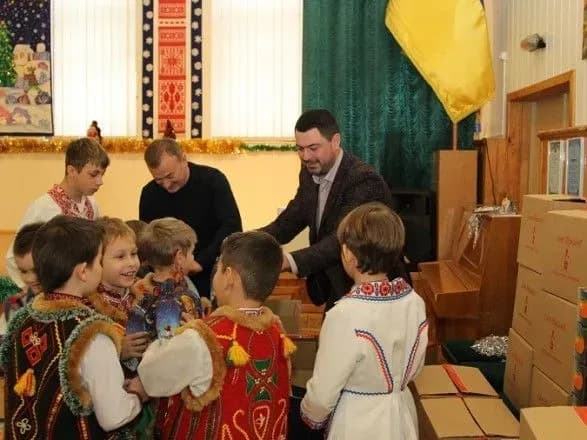 Столичні будівельники привітали дітей з новорічними святами