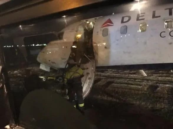 Літак у Канаді зісковзнув зі злітної смуги через ожеледицю