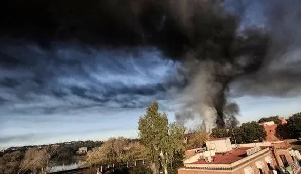 Столб дыма над вулканом Этна показали из космоса