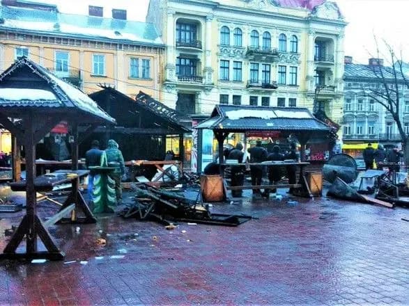 Різдвяний ярмарок у Львові відновив роботу, але за низки вимог