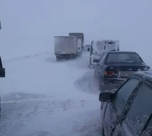 Понад півсотні автомобілів застрягли у заторі на Кіровоградщині