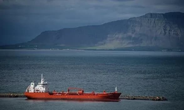 В Черном море сел на мель сухогруз