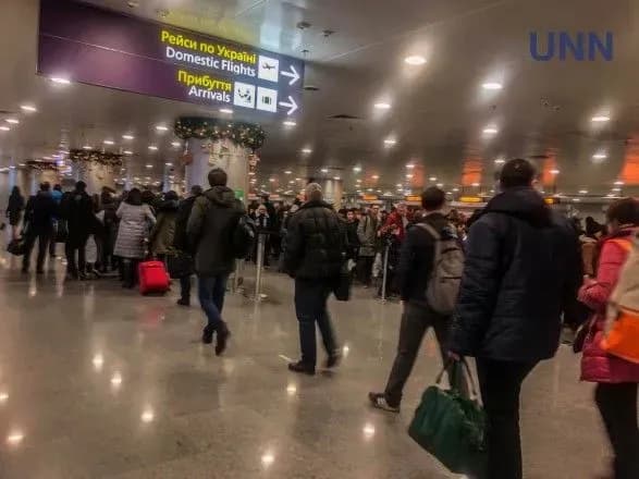 Українці масово повертаються на свята додому: в "Борисполі" величезні черги