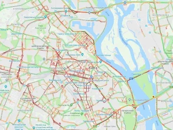 Центр Киева стоит в пробках