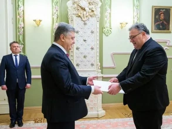 Президент обговорив із послом Угорщини "чутливі питання" двосторонніх відносин