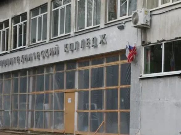 Масове вбивство в Керчі: у головному корпусі коледжу відновили навчання