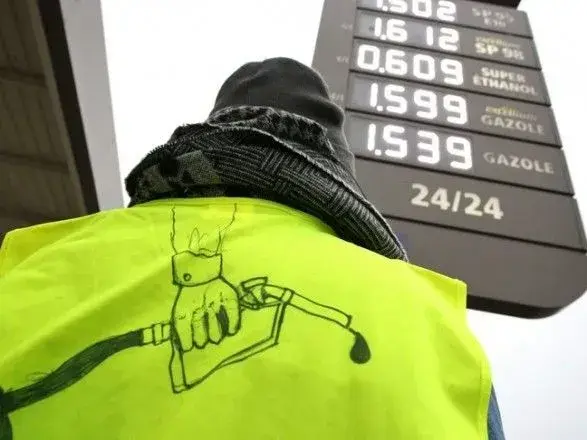 Французькі "жовті жилети" мобілізуються для новорічних протестів