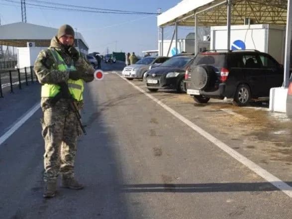 Понад 400 авто стоять у чергах на КПВВ на Донбасі