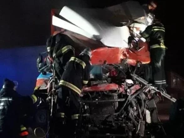 Вантажівка в'їхала в кафе на Хмельниччині: є загиблі