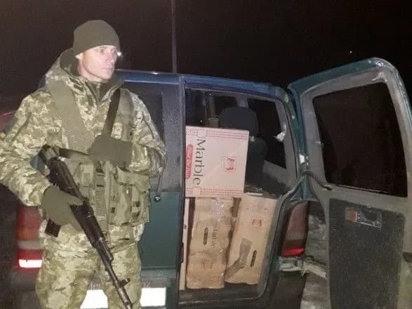 Мікроавтобус з контрабандними цигарками затримали на Буковині