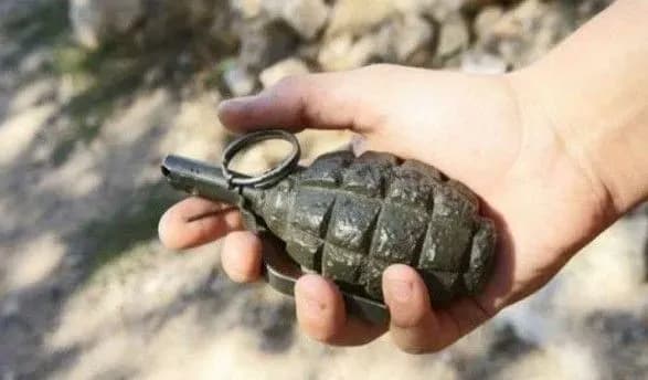 На Рівненщині п’яний чоловік кинув у людей гранату