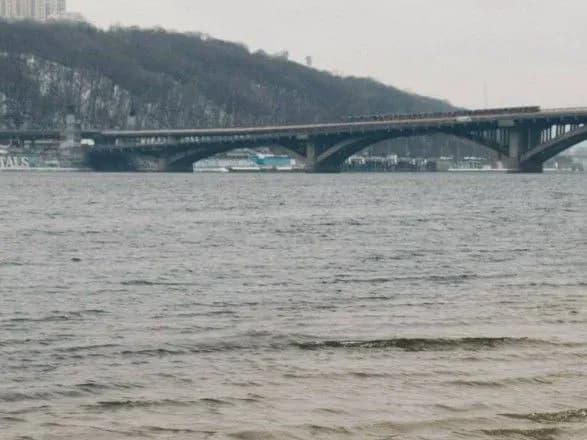 У Києві з Дніпра витягли труп жінки