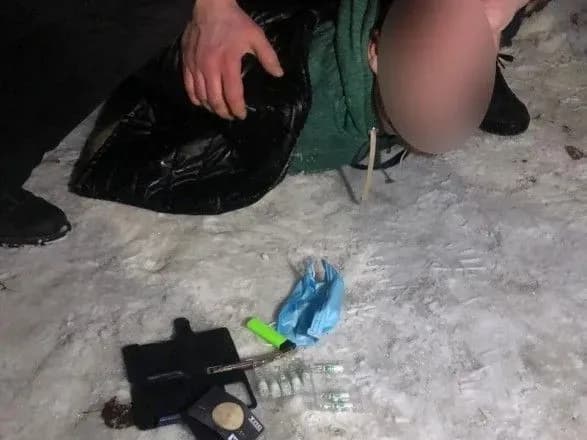 Чоловік з погрозами смертельною ін'єкцією вимагав пін-коди банківських карток