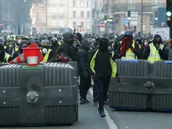 Кількість учасників маніфестацій "жовтих жилетів" різко зросла до 50 тисяч