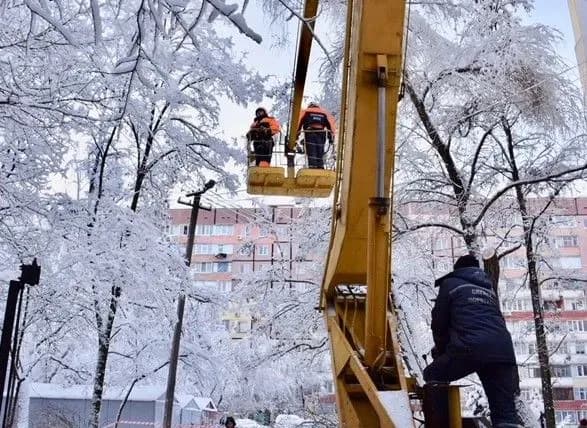Негода залишила без світла 13 міст і сіл