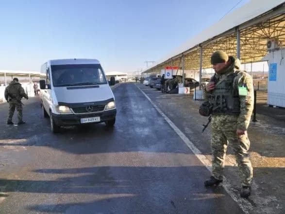 Більше 200 авто зібралось у чергах на КПВВ на Донбасі