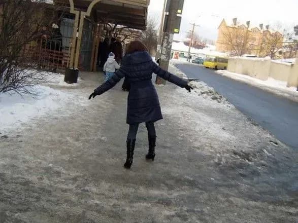 За два святкові дні від ожеледиці травмувалось понад сотню киян