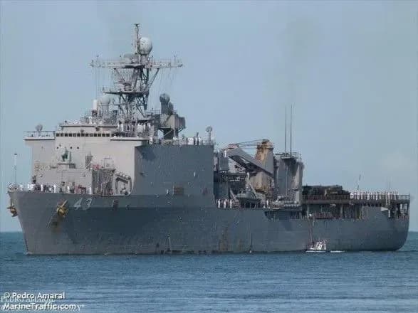 Большой десантный корабль ВМС США вошел в Черное море